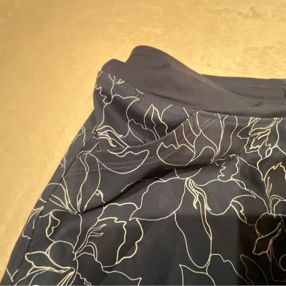 Women’s Cypress Club Navy Skort With White Flowers and Pockets Size Small - Picture 9 of 14